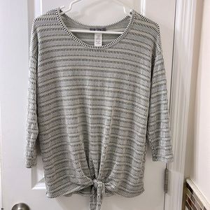 3/4 sleeve Gyft top. White/green pattern w. tie front. Super soft. S…